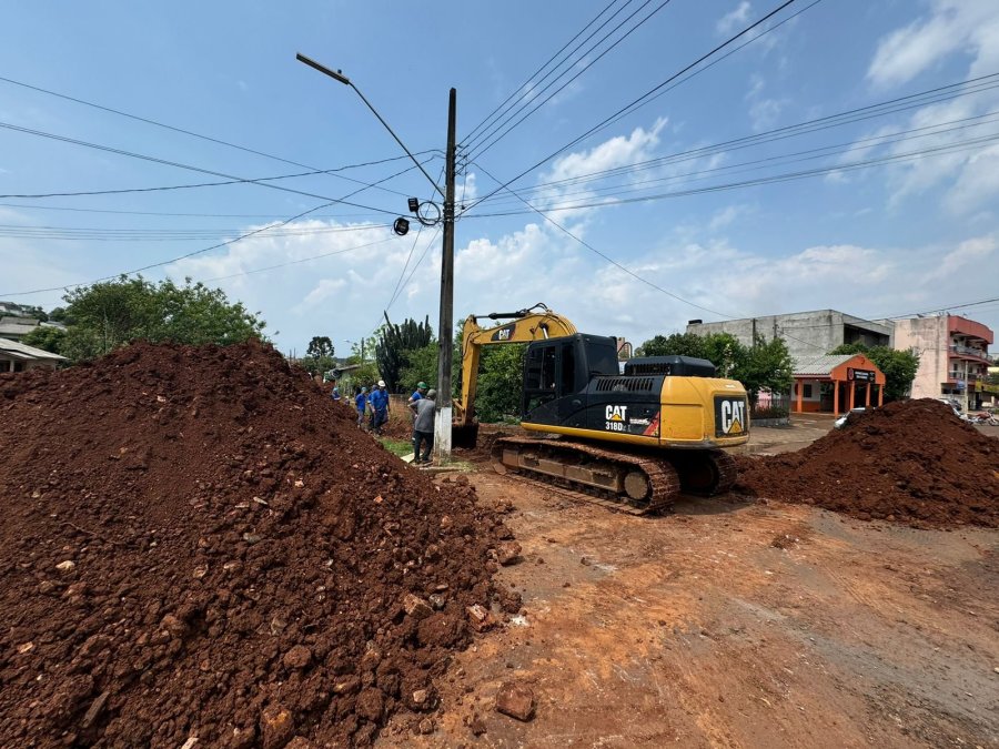 SANEPAR INSTALA NOVA REDE DE ESGOTO AO LONGO DO RIO JIRAU NO BAIRRO SAGRADA FAM�LIA