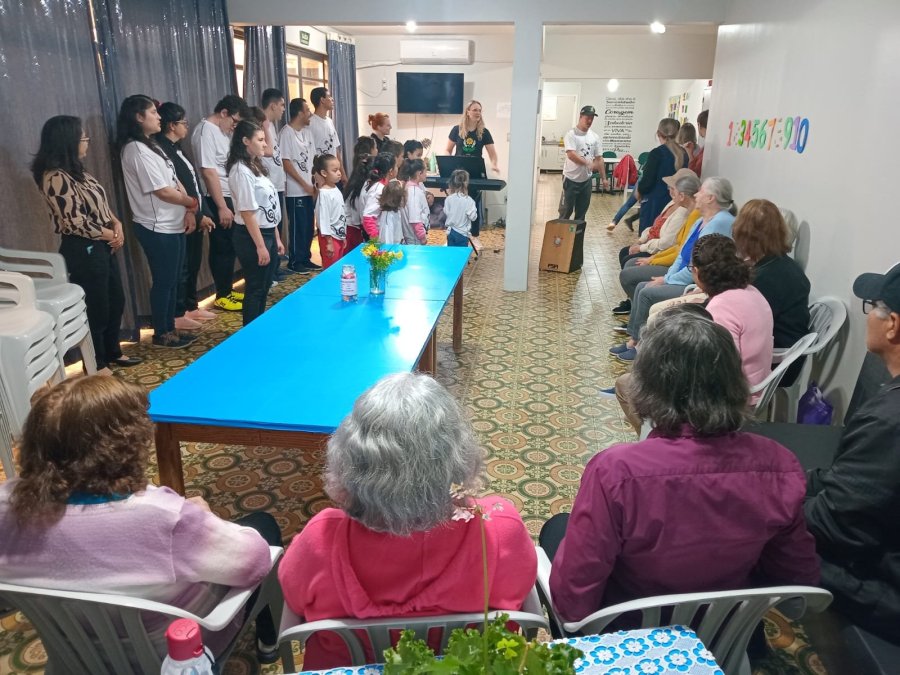 SETEMBRO COME�OU COM CAN��ES E CARINHO NO CENTRO DE CONVIV�NCIA DO IDOSO