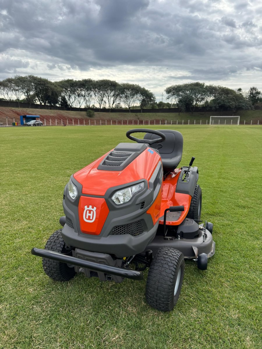 SECRETARIA DE ESPORTES E LAZER RECEBE TRATOR CORTADOR DE GRAMA PARA MANUTEN��O DOS CAMPOS DE FUTEBOL