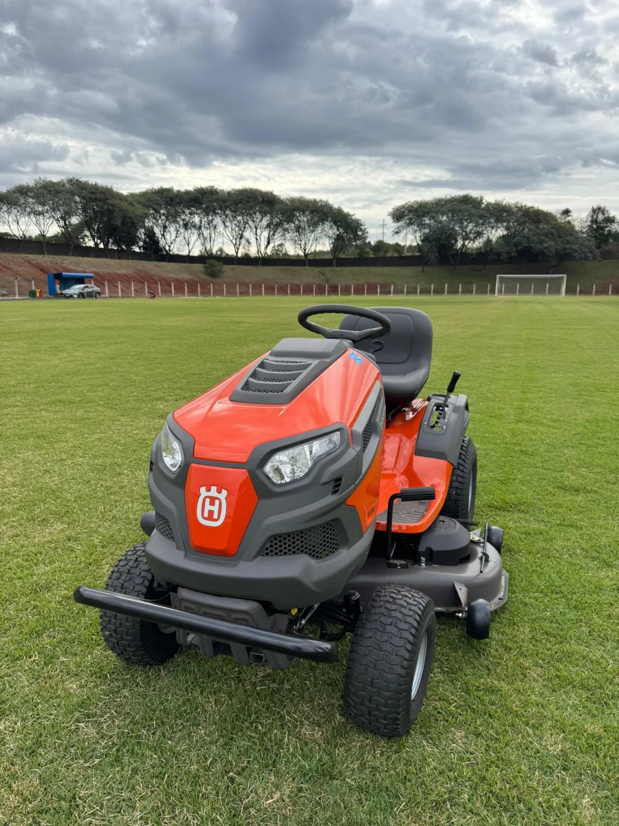 SECRETARIA DE ESPORTES E LAZER RECEBE TRATOR CORTADOR DE GRAMA PARA MANUTENO DOS CAMPOS DE FUTEBOL