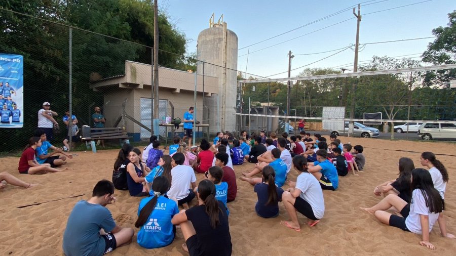 PROJETO �CRIAN�A DO AMANHÔ TRANSFORMA O V�LEI EM FERRAMENTA DE INCLUS�O SOCIAL EM DOIS VIZINHOS