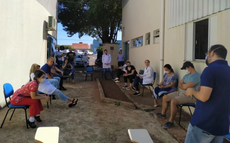 Funcionrios da Sade Realizam Reunio Ao ar Livre