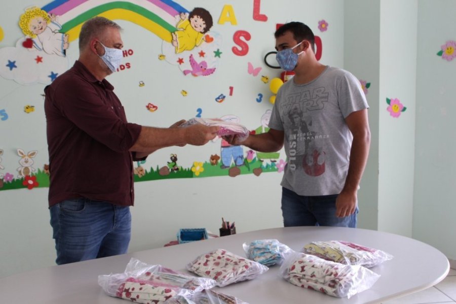 Volunt�rios Confeccionaram M�scaras para Doar Aos Profissionais da Sa�de