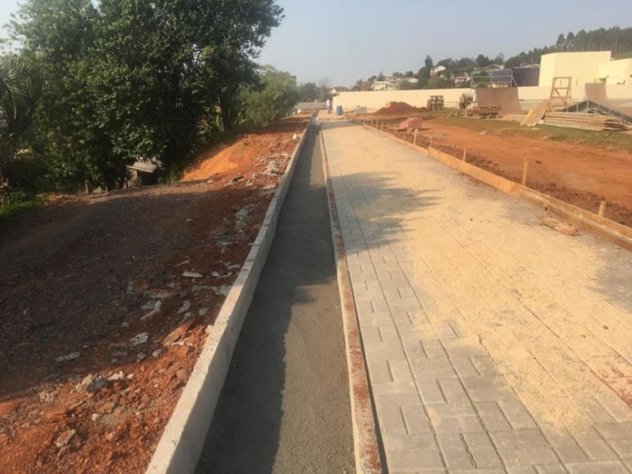 Pra�a do Nossa Senhora de Lourdes Recebe Pista de Caminhada Com Paver