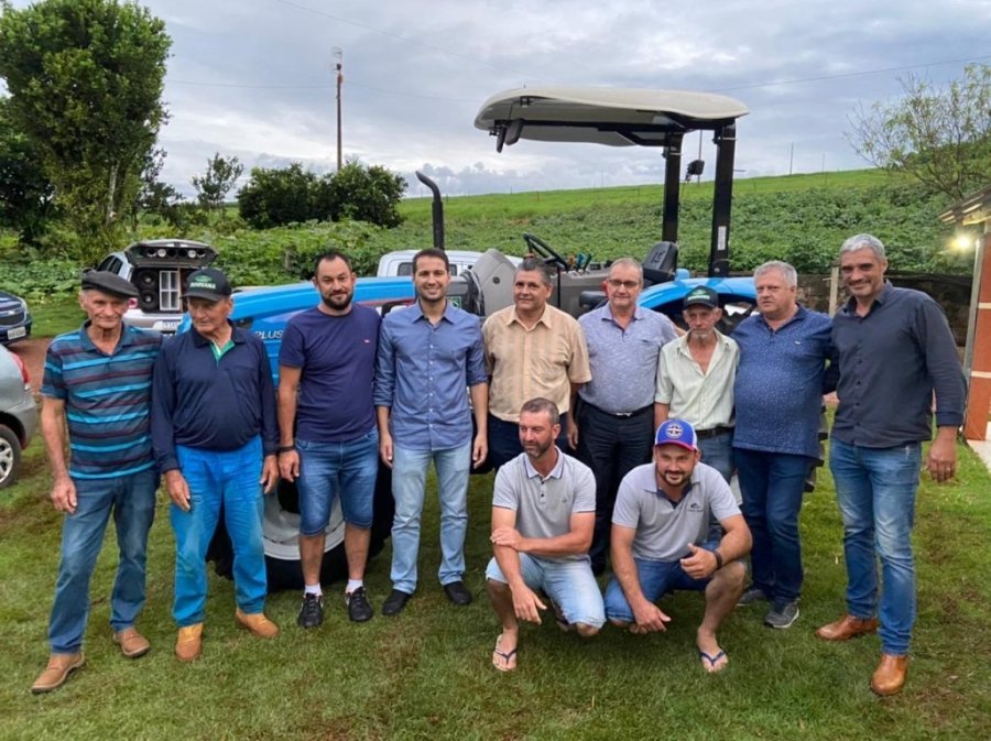 Doze Fam�lias da Fazenda Mazurana Beneficiadas Com a Entrega de Um Trator