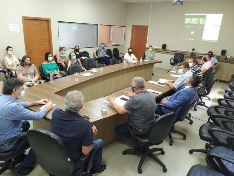 Prefeito Carlinhos Coordenou Reuni�o Com a Comiss�o de Sa�de da Amsop