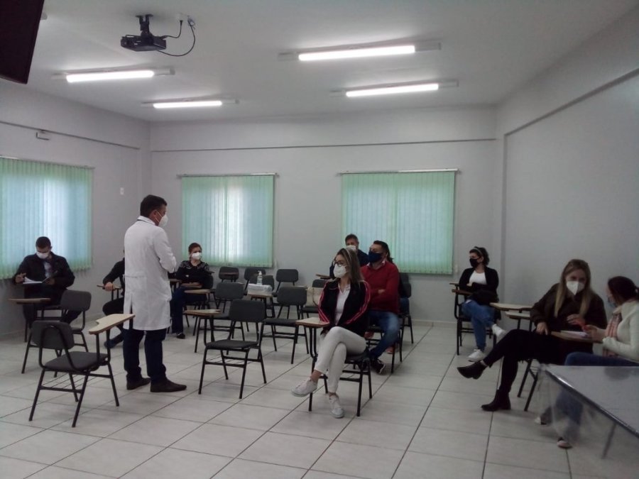 A��es Voltadas Aos Pacientes Com Diagn�stico de Covid S�o Discutidas Pelos Profissionais de Sa�de