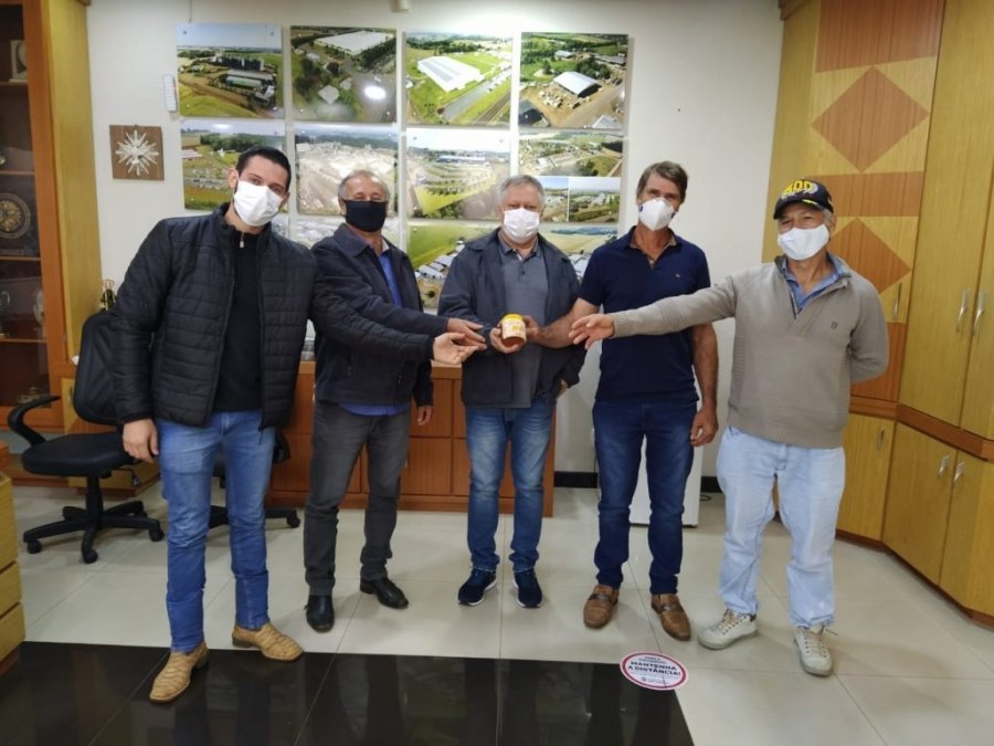 Prefeito Carlinhos Turatto Re�ne-se Com Apicultores