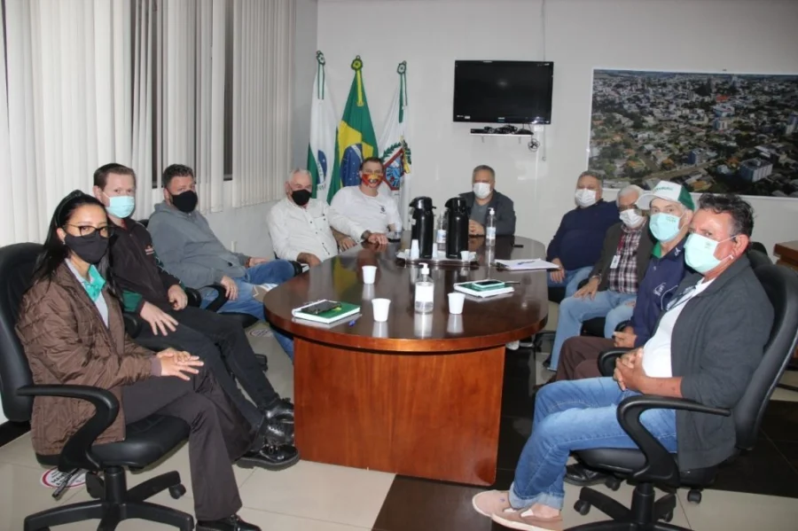 Prefeito Rene-se Com Lideranas  de Entidades de Classes
