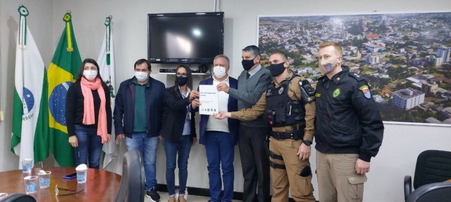 Conselho Comunit�rio de Seguran�a de Dois Vizinhos Entrega Plano de Seguran�a Escolar Ao Prefeito