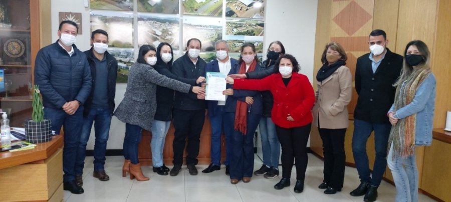 Decreto do Prefeito Incorpora Quadra de Esportes � Escola Municipal Jo�o Paulo Ii