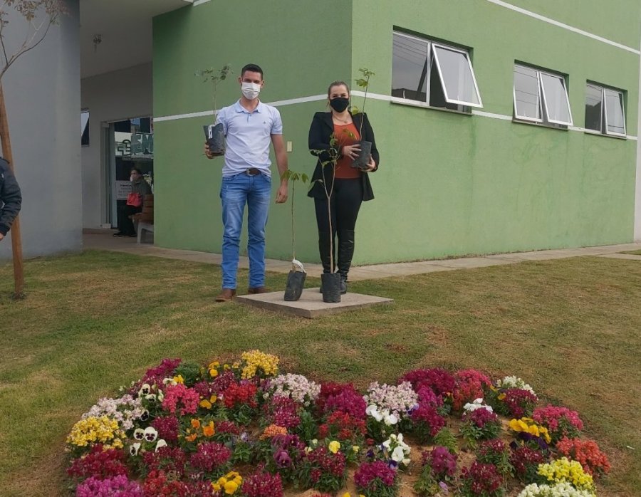 Primeira Dama e Secret�rio Municipal do Meio Ambiente Marcam o Dia Nacional do Voluntariado Com o Plantio de Muda Nativa