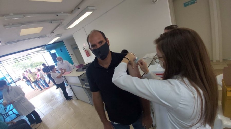 Nova Remessa de Doses Refor�o � Recebida Pela Secretaria de Sa�de e Novos Grupos S�o Liberados para Vacina��o