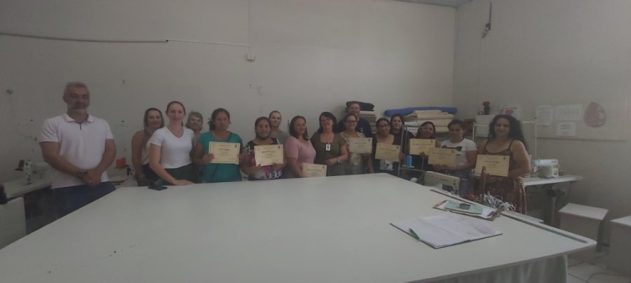 Parceria Entre Secretarias Forma 16 Novas Profissionais na �rea de Corte de Costura