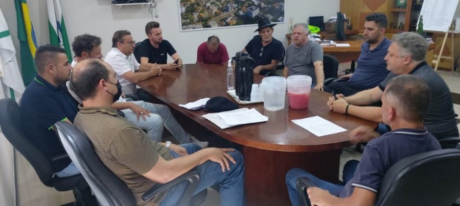 Empres�rios Re�nem-se Com o Prefeito, Secret�rio, Vereadores e Representante da Copel