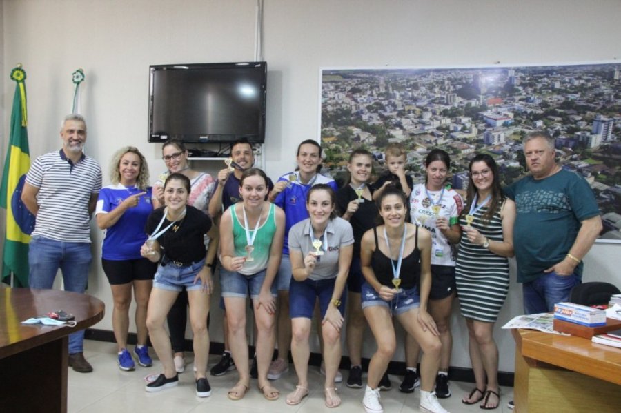 Campe�s de Futebol Feminino Adulto S�o Recebidas na Prefeitura