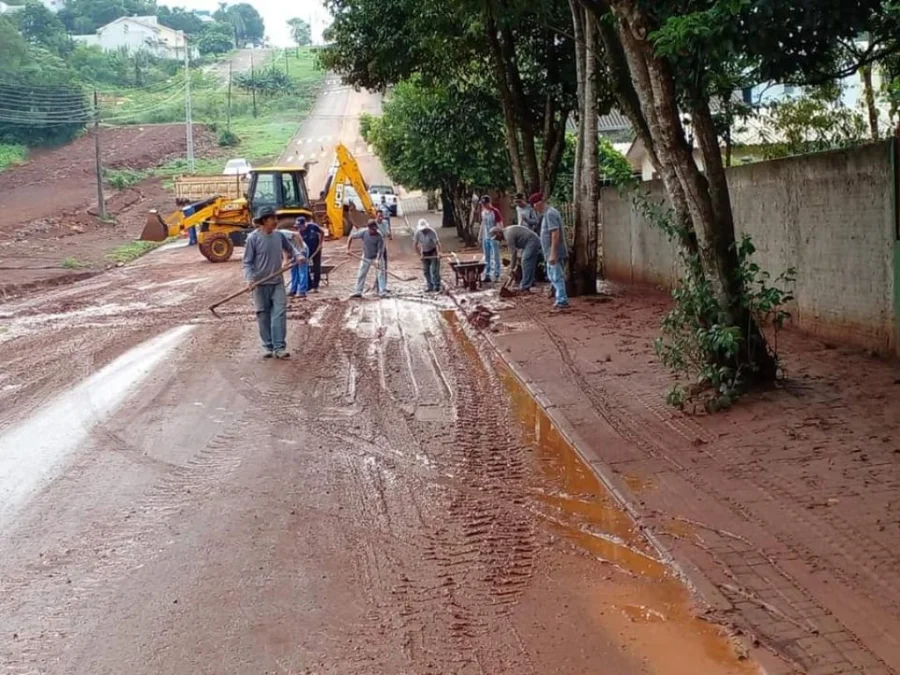 Prefeitura Realiza Limpeza das Ruas e Avenidas Aps Fortes Chuvas