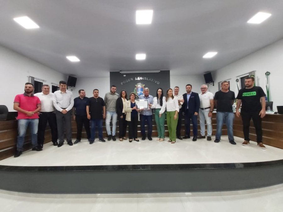 Professora da Rede P�blica de Educa��o Recebe Mo��o de Aplausos Pelos Mais de 50 Anos Servindo o Munic�pio.
