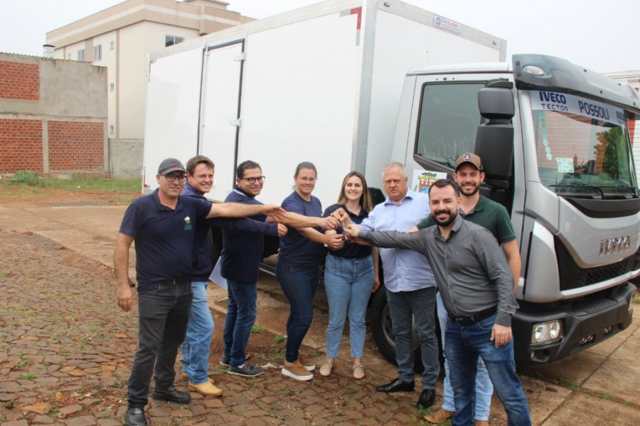 Administra��o Municipal Repassa Caminh�o Ba� a Cooperativa Agropecuaria Familiar Rural