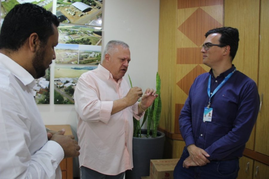 Prefeito Carlinhos Turatto, Se Reune Com Representante da Caixa Econ�mica Federal para Discutir o Projeto Pr�-moradia.