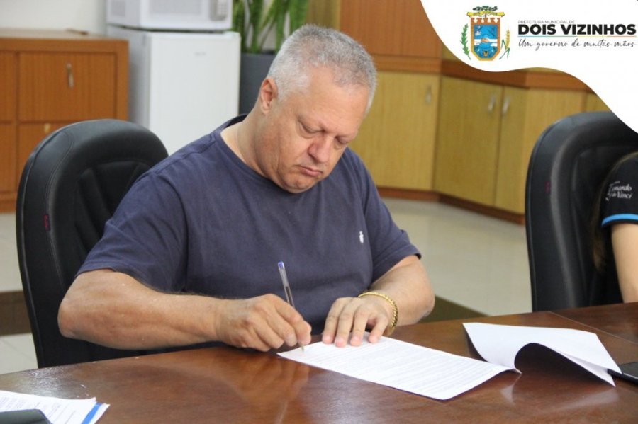 Prefeito Carlinhos Turatto Assina Contratos de Est�gio para Novos Professores Estagi�rios