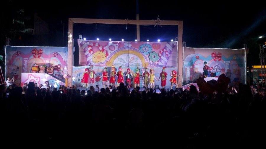 Abertura do Natal de Luz de Dois Vizinhos Atraiu Grande P�blico na Pra�a Greg�rio Nicaretta