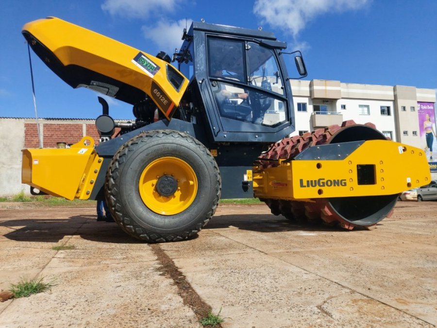 Secretaria de Via��o e Obras Recebe Mais Um Maquin�rio de �ltima Gera��o