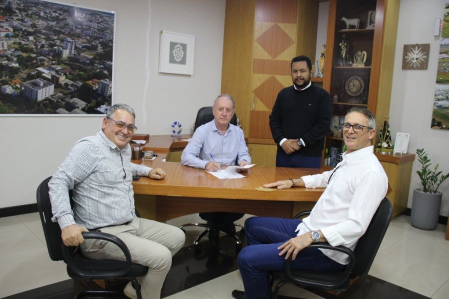 Prefeito Em Exerc�cio Assina Projeto de Lei Que Concede Incentivos Ao Hotel Lago Dourado