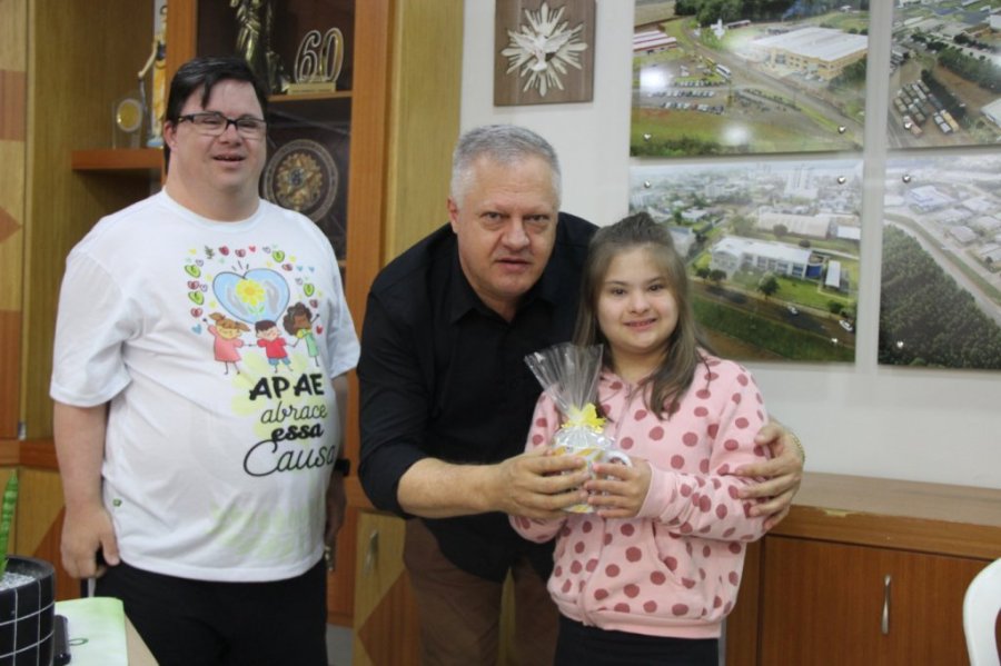 Crian�as da Apae de Dois Vizinhos Visitam Gabinete e Prestam Homenagem Ao Prefeito