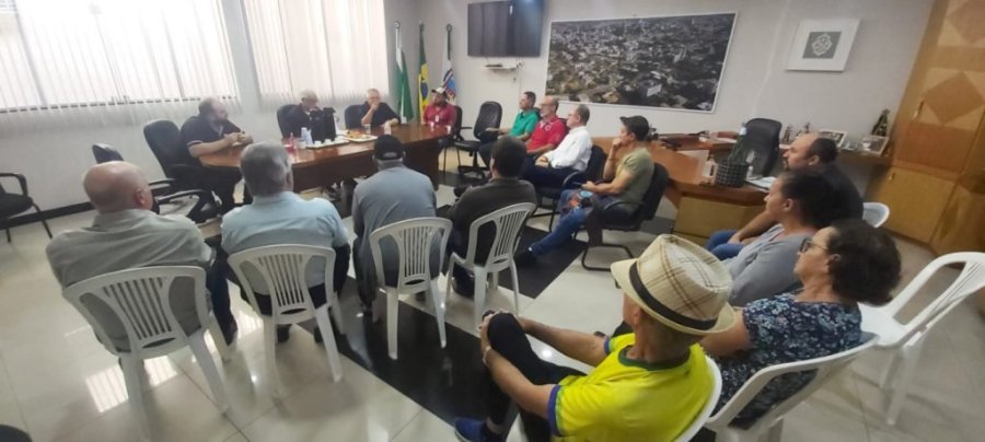 Moradores e Comerciantes da Travessa Juv�ncio Piana S�o Atendidos Pela Administra��o Municipal