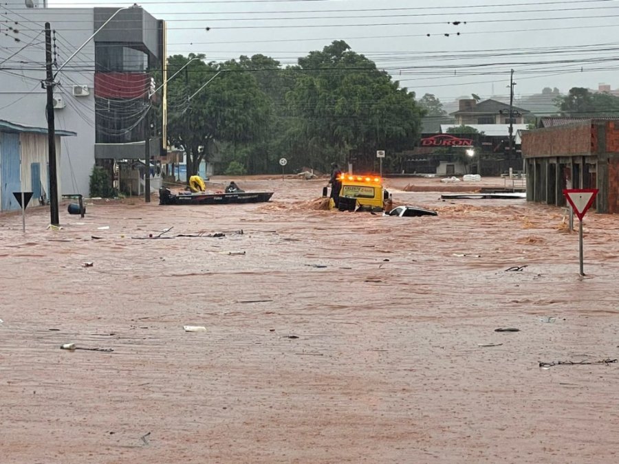 Dois Vizinhos Sofre Com Alagamentos: Cidade Se Une para Auxiliar Fam�lias Atingidas