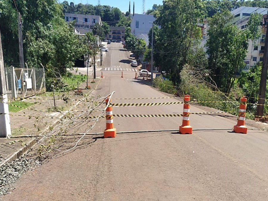 Rua Jos� de Alencar Interditada Devido a Deslizamento de Encosta