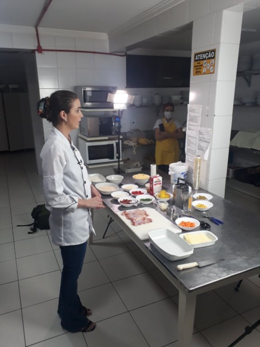 a Gastronomia de Dois Vizinhos: Como Preparar o Prato T�pico Frango a Dois Vizinhos