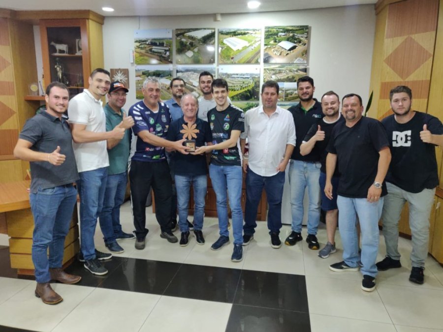 Handebol Duovizinhense � Recebido Com Honras na Prefeitura