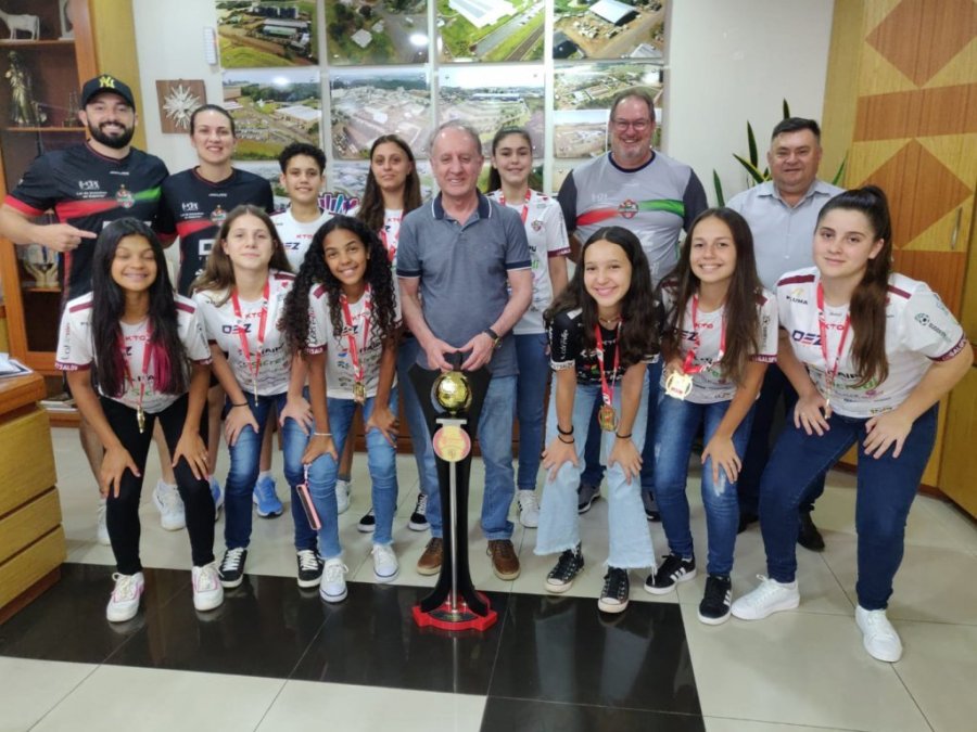 Equipe Futsal Sub-15 Campe� Paranaense � Recebida no Gabinete do Prefeito