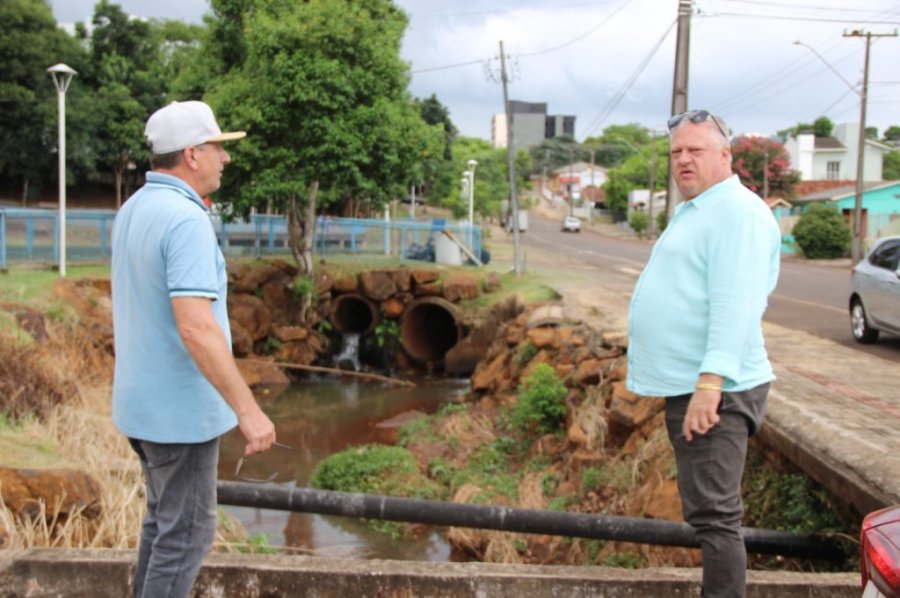 Prefeito Carlinhos Turatto Solicita Limpeza Urgente no Lago da Paz