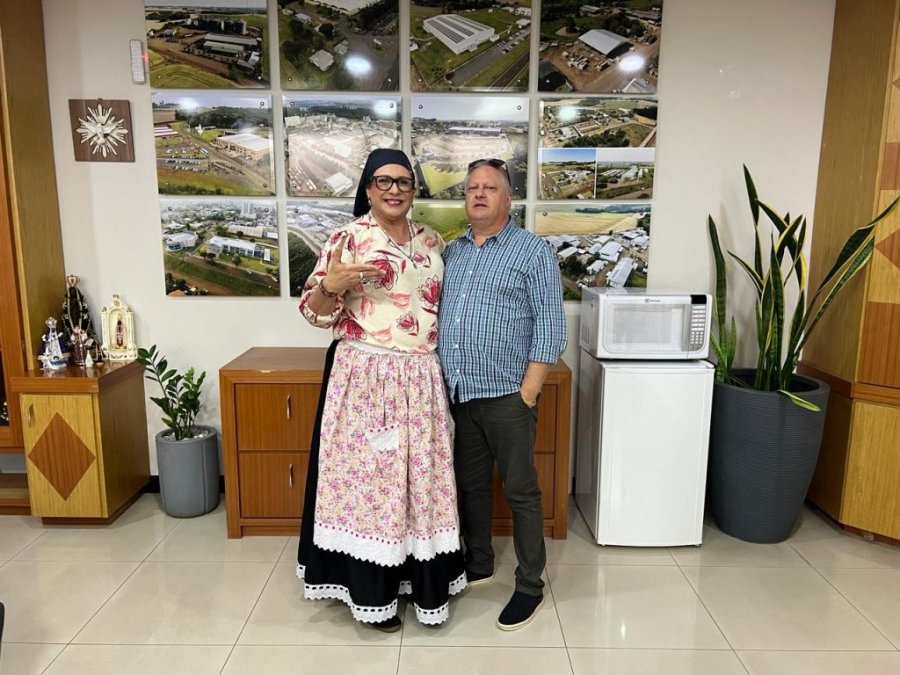 a Ascens�o Mete�rica da Nona Gema: Dois Vizinhos Orgulhosa do Seu Talento Local