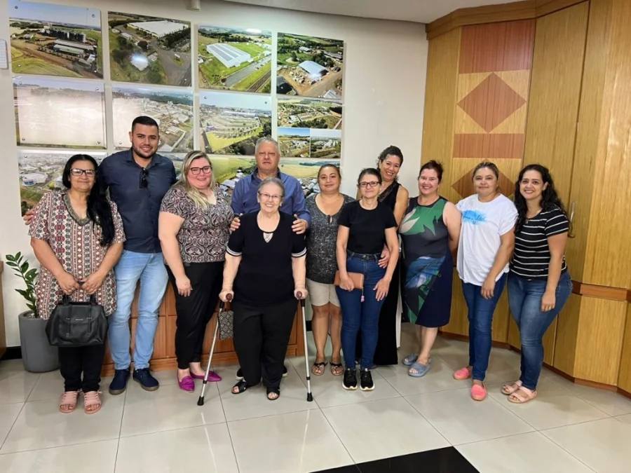 Associao de Artes Plsticas e Artesanato  Recebida Pelo Prefeito