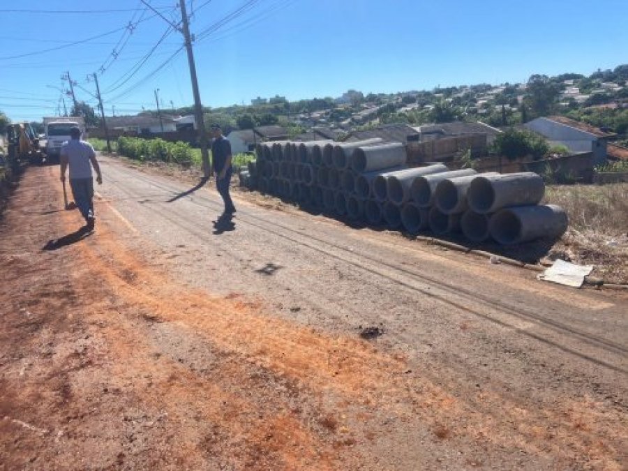 Instala��o de Tubos de Concreto no Bairro Vit�ria