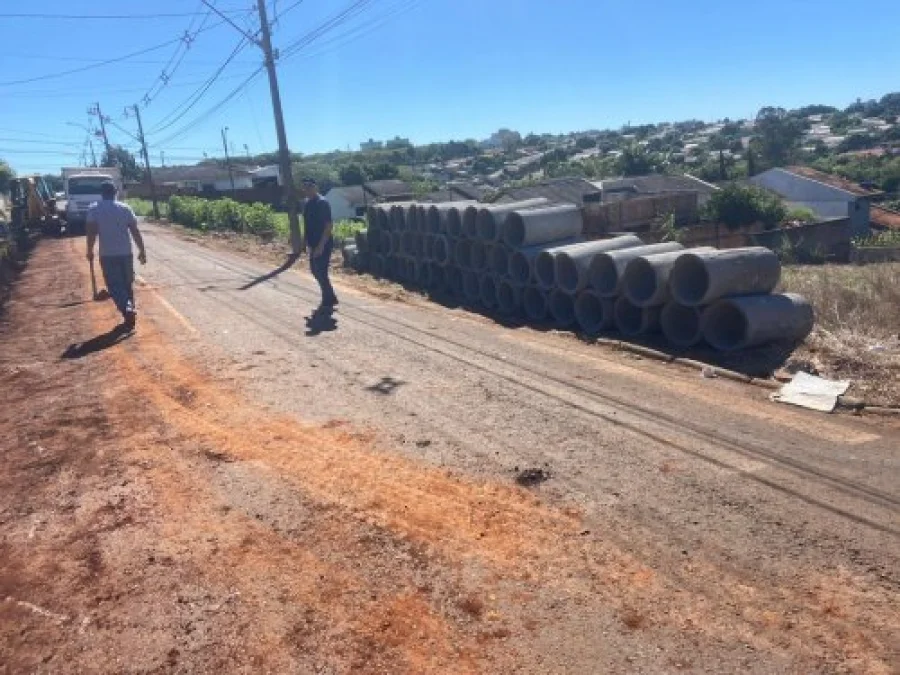 Instalao de Tubos de Concreto no Bairro Vitria
