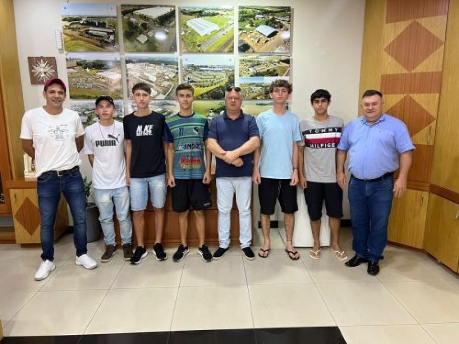 Jovens de Cruzeiro do Igua�u Realizam Sonho de Conhecer o Prefeito de Dois Vizinhos