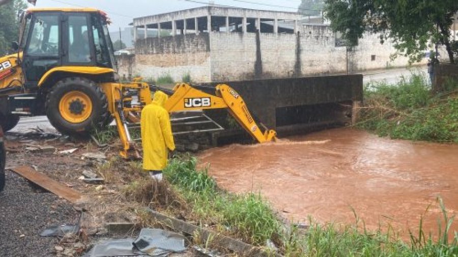 SECRETARIA DE OBRAS MONITORA RIO JIRAU E REALIZA MANUTEN��O PREVENTIVA