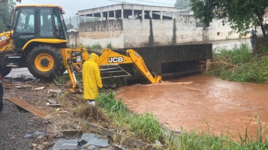 SECRETARIA DE OBRAS MONITORA RIO JIRAU E REALIZA MANUTENO PREVENTIVA