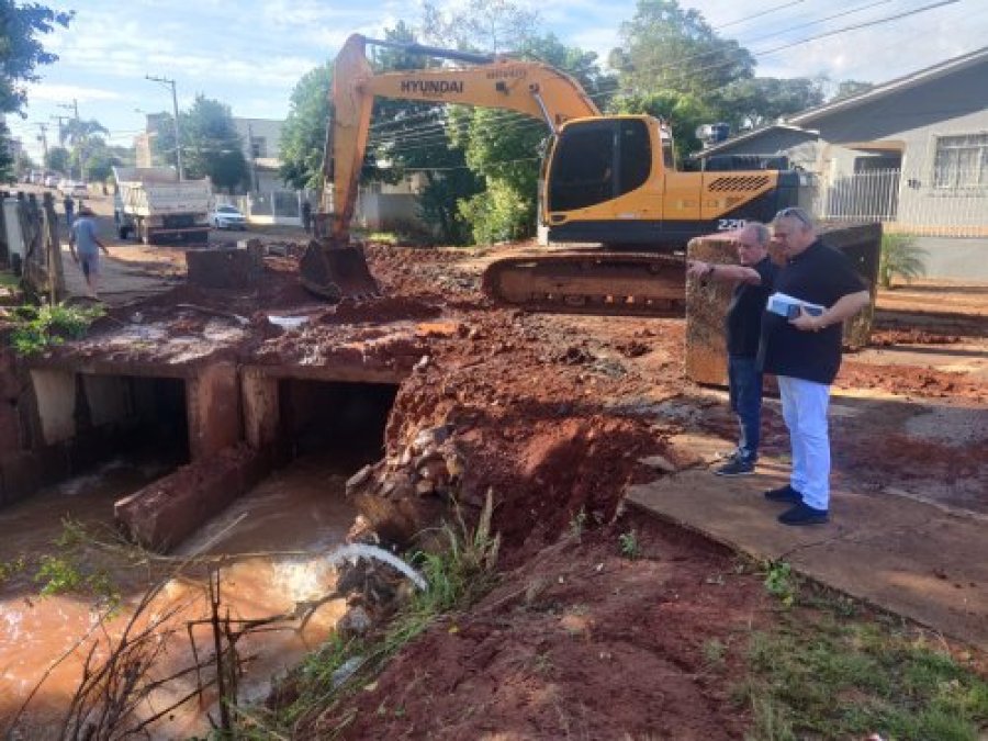 IN�CIO DAS OBRAS DE AMPLIA��O DO CANAL DO RIO JIRAU NA RUA MATO GROSSO