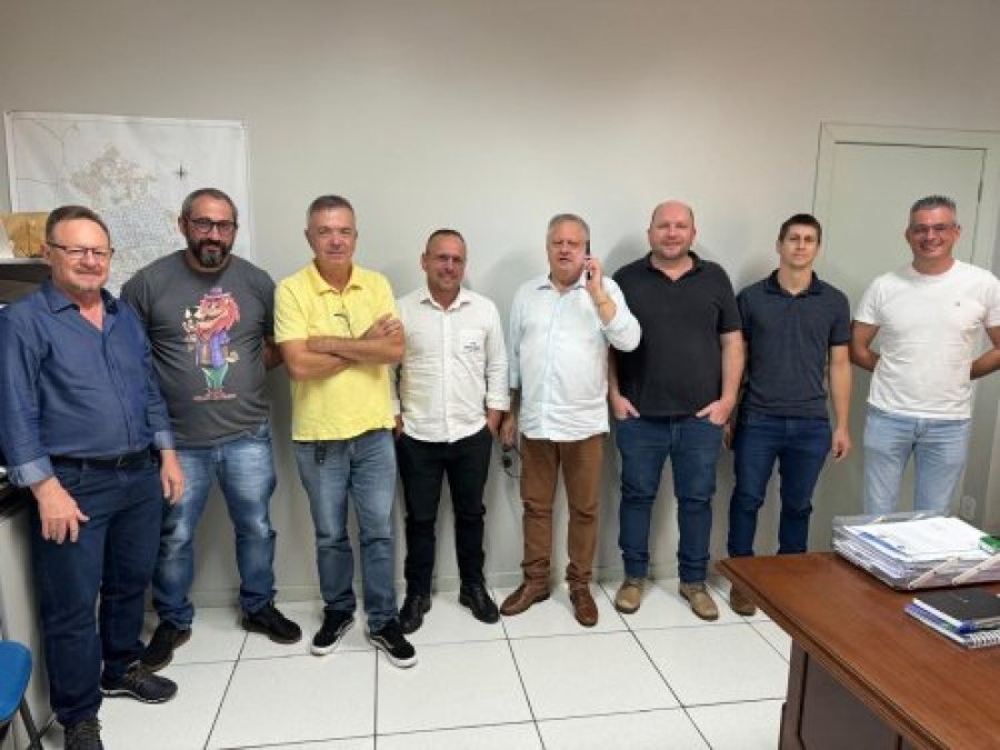 PREFEITO SE RE�NE COM DIRETORIA DA SOCIEDADE RURAL VALE DO IGUA�U