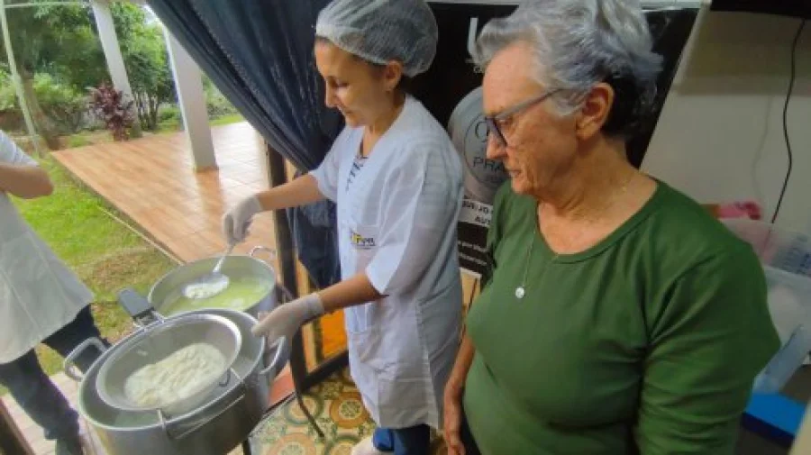 IDOSOS APRENDEM A ARTE DE FAZER QUEIJO