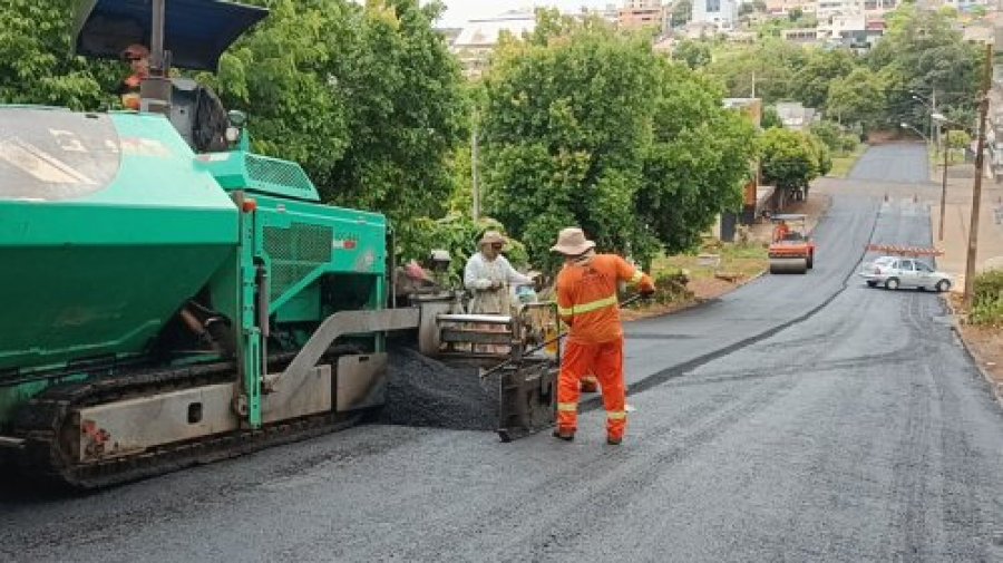 DOIS VIZINHOS ACELERA OBRAS DE ASFALTAMENTO EM DIVERSAS VIAS URBANAS E RURAIS