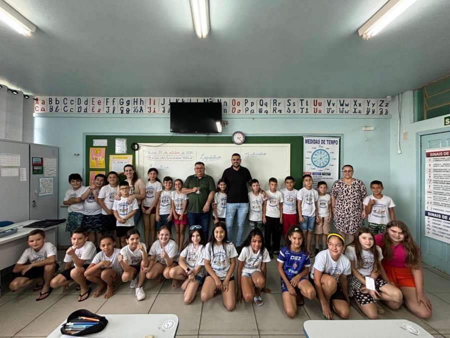 ALUNOS DA ESCOLA CARROSSEL RECEBEM AULA ESPECIAL SOBRE OS TR�S PODERES EM DOIS VIZINHOS