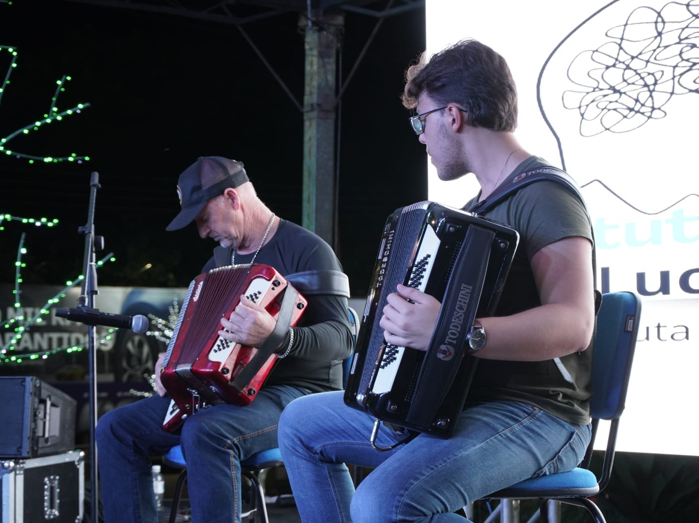 ENTRE TECLAS E FOLE, A SANFONA QUE MANT�M VIVAS AS RA�ZES DE DOIS VIZINHOS