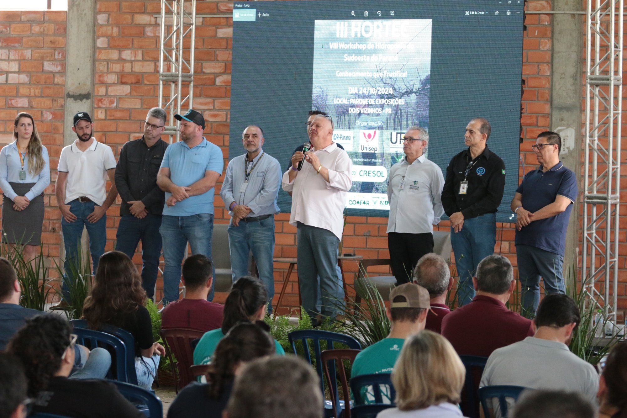 EVENTO RENE ESPECIALISTAS E AGRICULTORES PARA DISCUTIR AVANOS NA HORTICULTURA PARANAENSE EM DOIS VIZINHOS